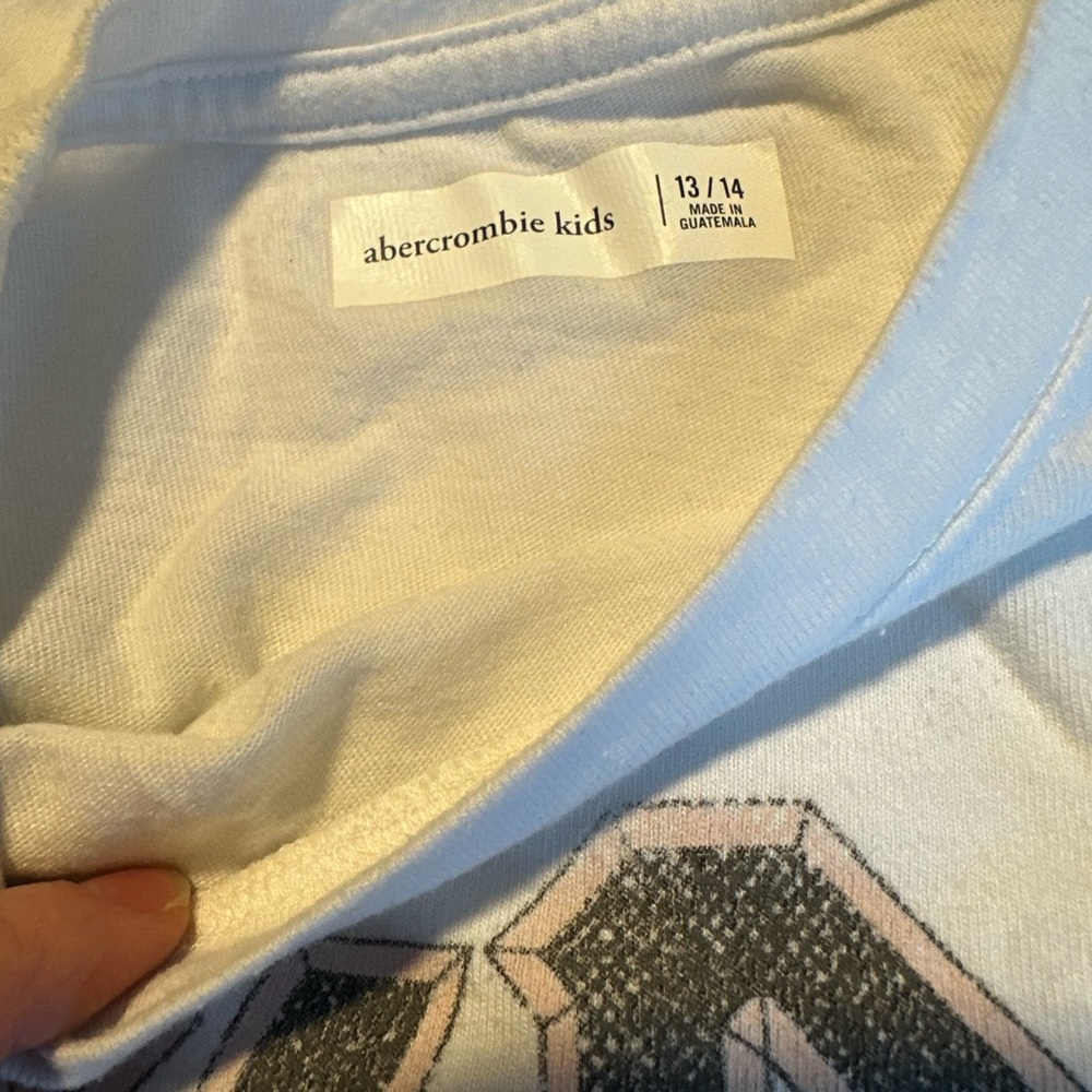 🎉2 for $22 🎉 Abercrombie Kids White AC/DC Graphic Tee - Picture 3 of 3